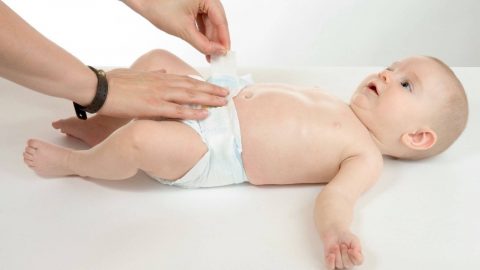 Trẻ sơ sinh bị sôi bụng đi ngoài: Nguyên nhân và cách điều trị