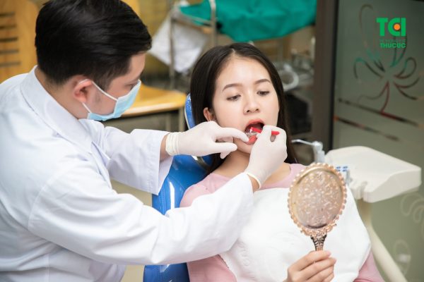 Bệnh nhân được bác sĩ tiến hành vệ sinh răng miệng sạch sẽ sau đó tiến hành gắn khí cụ chỉnh nha