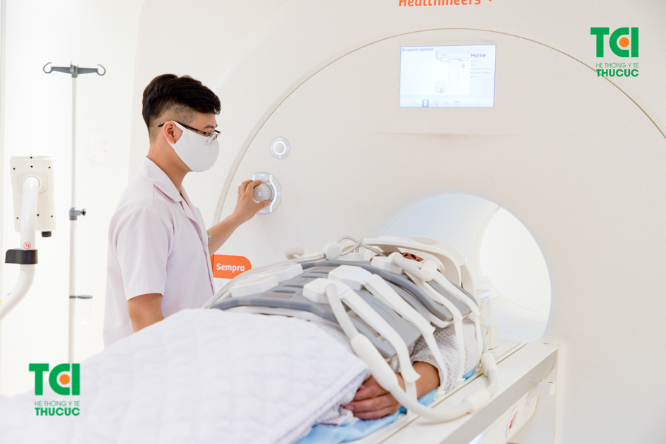 Chụp MRI cần lưu ý nằm yên không cử động, tháo các vật bỏ bằng kim loại và làm theo đúng chỉ định của bác sĩ để kết quả tốt nhất.