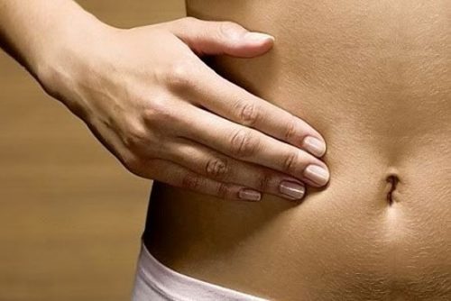 Đau bụng là dấu hiệu đầu tiên thường thấy khi bị đau ruột thừa.