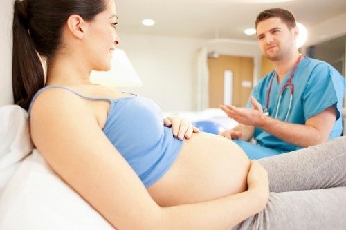 Hãy gặp bác sĩ để được tư vấn điều trị dứt điểm tình trạng ngứa hậu môn khi mang bầu