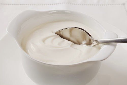 Nhiều người đã biết trong sữa chua có nhiều men tiêu hoá chứa nhiều lợi khuẩn. Men này giúp kích thích quá trình tiêu hoá diễn ra hiệu quả hơn. Ăn sữa chua là câu trả lời đầu tiên cho thắc mắc ăn gì khi bị trào ngược dạ dày thực quản.