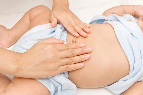 Trẻ bị phình đại tràng thường bị tiêu chảy kéo dài kèm theo đau bụng, kém ăn...