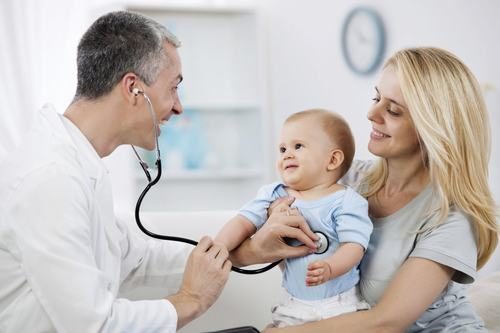 Cha mẹ cần đưa bé đi khám để các bác sĩ chẩn đoán chính xác tình trạng sức khỏe, từ đó có biện pháp điều trị phù hợp