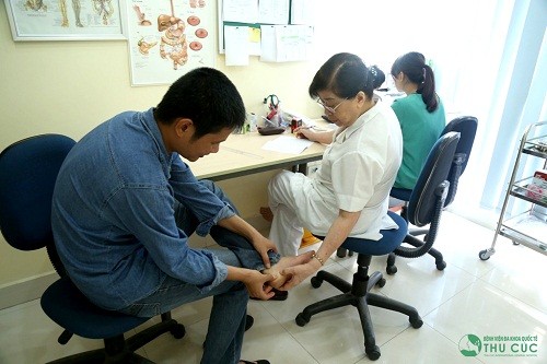 Khi có triệu chứng đau gót chân, người bệnh cần đi khám chuyên khoa về Cơ xương khớp để được điều trị sớm Biểu hiện thoái hóa xương gót chân
