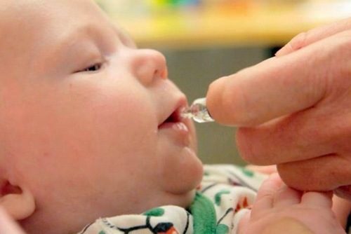 Để phòng bệnh viêm dạ dày cấp ở trẻ em, cha mẹ cần cho trẻ uống vắc xin phòng ngừa virus Rota đầy đủ
