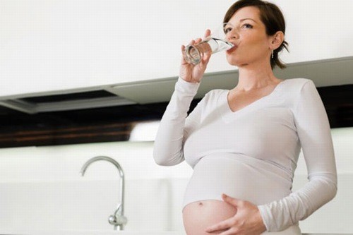 Nếu bị cảm cúm nhẹ, mẹ nên tăng cường sức đề kháng, bổ sung nhiều rau xanh, trái cây, uống nhiều nước.