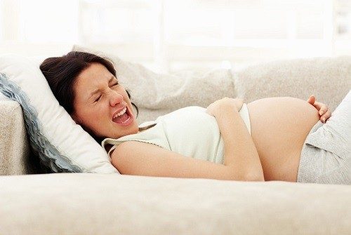 Ê bụng khi mang thai có nguy hiểm cho thai kì của mẹ không?