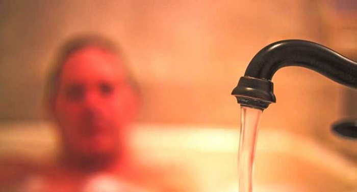 Tắm bồn nước ấm cũng giúp xoa dịu cảm giác đau đớn, khó chịu do bị trĩ.