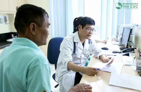 Người bệnh cần đi khám để bác sĩ tư vấn phương pháp điều trị phù hợp, hạn chế biến chứng của virut viêm gan C