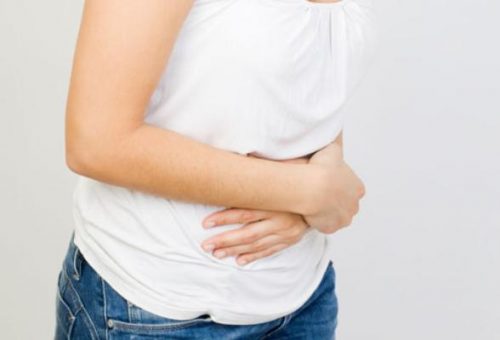 Đau bụng kéo dài là một trong những biểu hiện thường thấy khi bị bệnh giai đoạn đầu