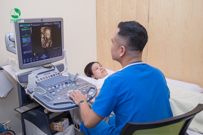 Thông qua siêu âm, bác sĩ sẽ kiểm tra tình trạng phát triển của thai nhi và sức khỏe của mẹ