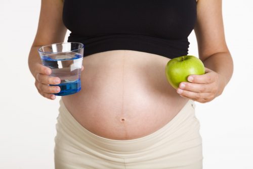 Uống nhiều nước, ăn nhiều trái cây là một trong những cách giúp chữa trị, phòng ngừa bệnh trĩ khi mang thai.