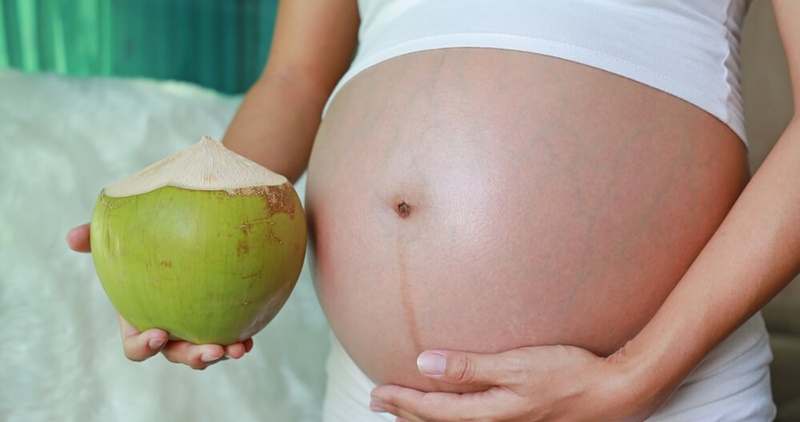 Sử dụng nước dừa từ 3 - 4 trái/ tuần giúp mẹ bổ sung vitamin, khoáng chất cho thai nhi