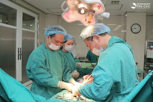 Bệnh viện Thu Cúc có đội ngũ bác sĩ giỏi sẽ trực tiếp cắt polyp đại tràng cho người bệnh