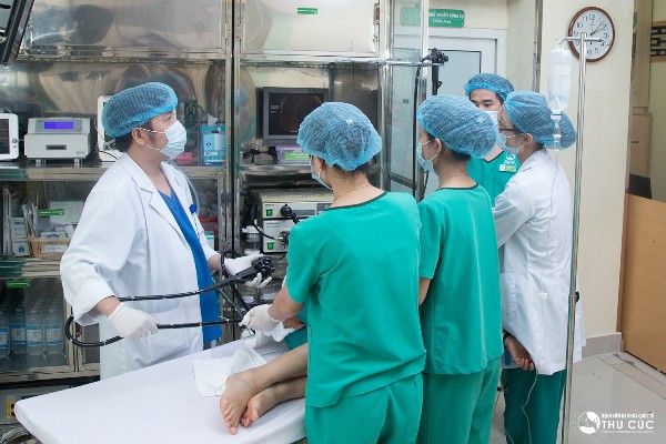 Bệnh viện Thu Cúc có đội ngũ bác sĩ chuyên môn giỏi thực hiện ca nội soi cắt polyp trực tràng an toàn, nhanh chóng, không gây đau đớn
