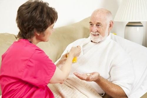 Sau phẫu thuật người bệnh cần chú ý ăn uống đúng giờ