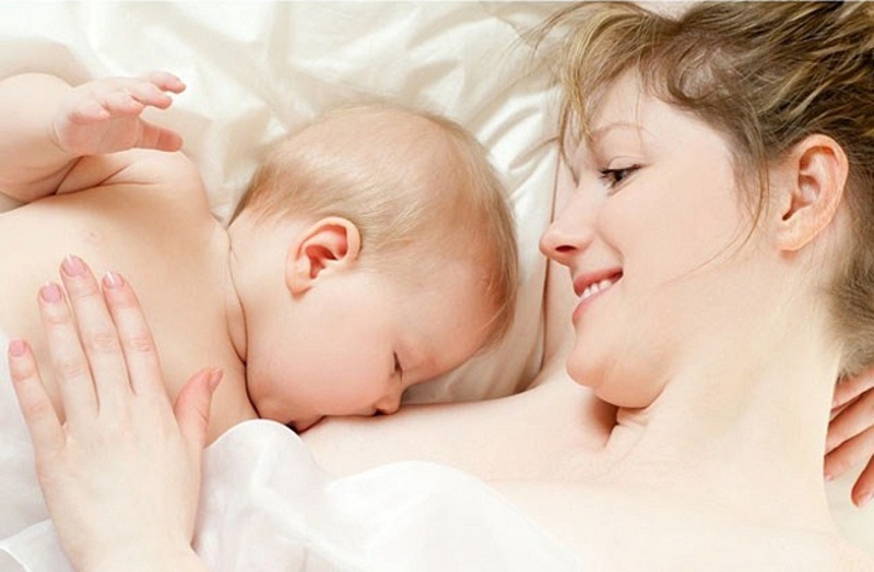 Mẹ bầu mang đa thai, xuất huyết âm đạo hoặc có nguy cơ tai biến sản khoa không nên cho con bú khi mang thai