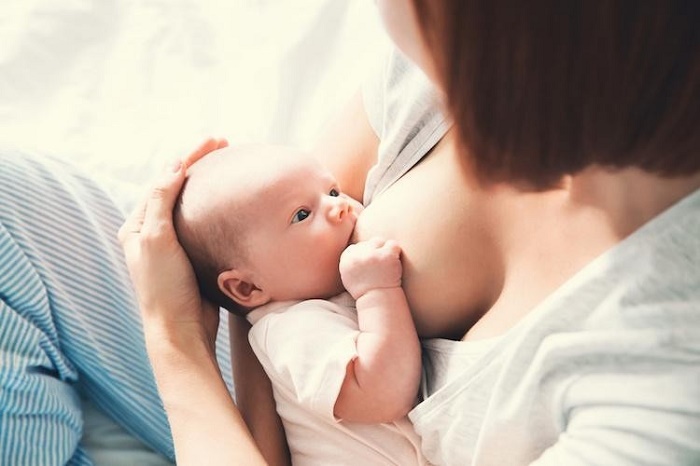 Cho bé bú sớm, bú đêu giúp giảm nguy cơ bị tăc sữa.