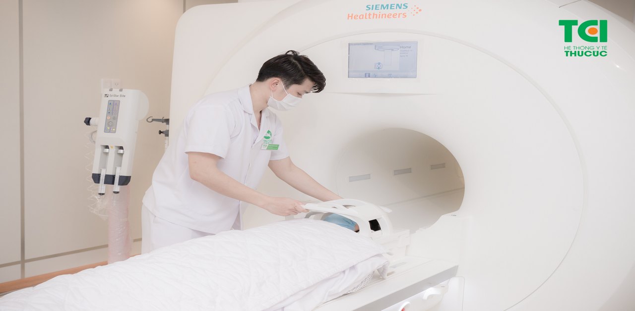 Thiết bị cấy ghép bằng kim loại trong cơ thể có bị ảnh hưởng bởi từ trường của máy MRI không?
