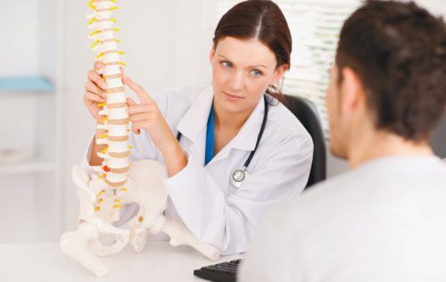 Bạn nên đến cơ sở chuyên khoa để được thăm khám và điều trị khi gai xương cột sống
