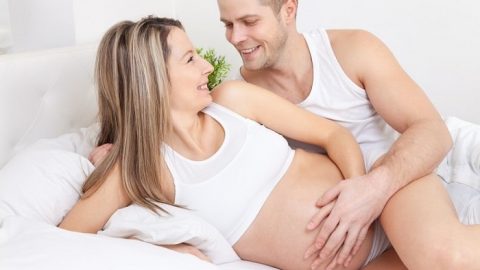 Mang thai 3 tháng đầu quan hệ bị ra máu có sao không?