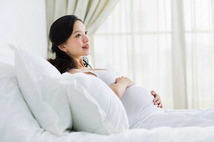 Mẹ bầu nên nghỉ ngơi đầy đủ để cải thiện tình trạng đau bụng dưới khi mang thai
