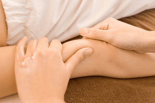 Làm thế nào để chẩn đoán được nguyên nhân gây nhức bắp tay phải?
