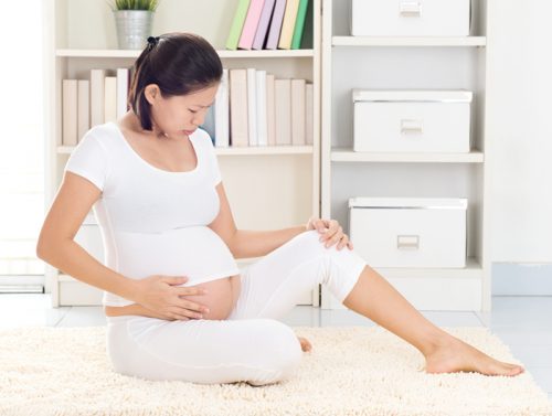 Đau bụng là một trong những triệu chứng của đau đại tràng co thắt khi mang thai.
