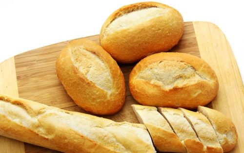 Bánh mì là thực phẩm mà người đâu đại tràng nên ăn thường xuyên.