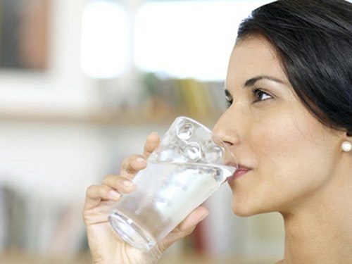 Bệnh nhân đại tràng nên uống nhiều nước