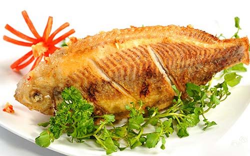 Cá là thực phẩm giàu đạm, tốt cho sức khỏe người bệnh đau đại tràng.