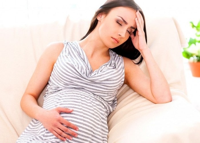 Khi thiếu máu, chị em có thể gặp vấn đề đau đầu, chóng mặt khi mang thai