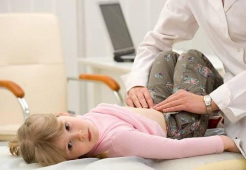 Cha mẹ cần đưa bé đi khám ngay khi có dấu hiệu bệnh viêm ruột thừa