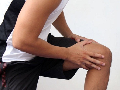 Làm thế nào để xác định có tổn thương ở khớp gối khi gặp phải đau đầu gối khi đi cầu thang?
