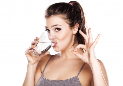 Uống đủ nước cũng là cách giúp bạn giảm đau lưng giữa chu kỳ kinh nguyệt