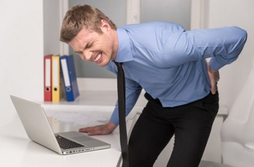 Tại sao nhiều người công sở gặp vấn đề đau lưng khi cúi xuống?
