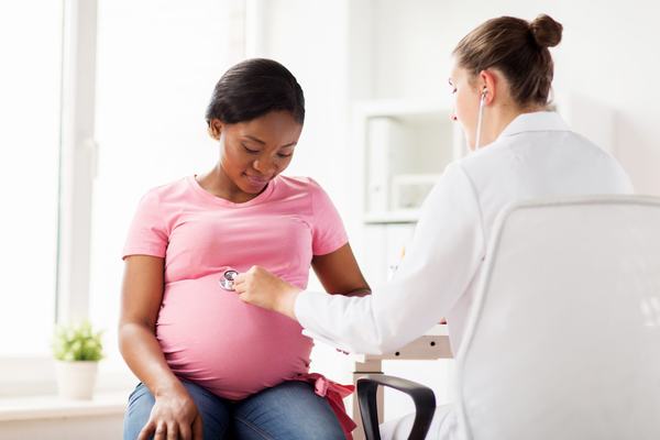 Mẹ bầu cần theo dõi sức khỏe khi bị đau xương sườn khi mang thai