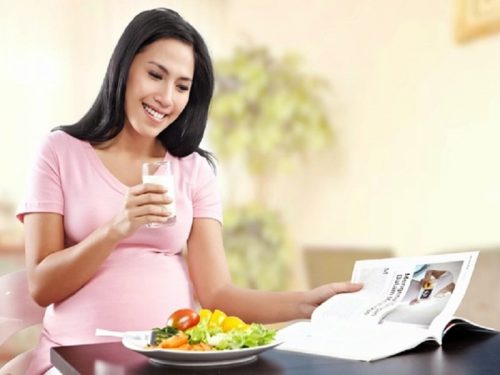 Phụ nữ mang thai ăn nhiều trái cây và rau xanh giúp giảm các triệu chứng ốm nghén