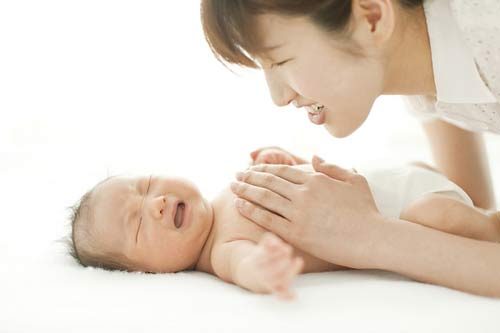 Đầy hơi khó tiêu là tình trạng thường gặp ở trẻ sơ sinh và trẻ nhỏ.
