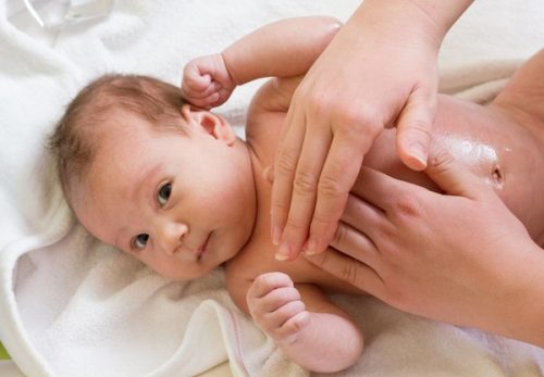 Massage bụng giúp giảm tình trạng đầy hơi khó tiêu ở trẻ sơ sinh.