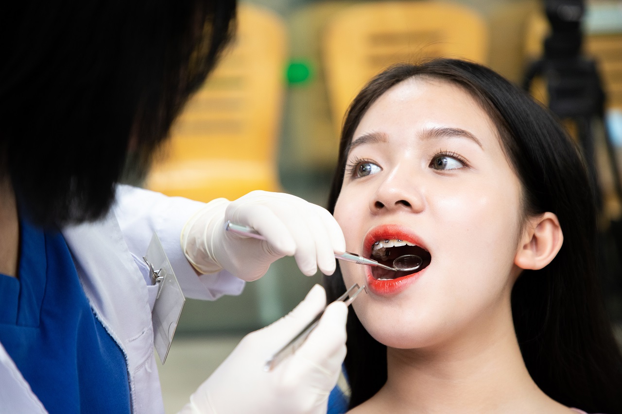 Niềng răng có thể ảnh hưởng đến việc ăn uống và nguy cơ bị bịt mất răng không?
