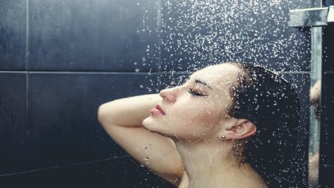 Đột quỵ tắm đêm và cách xử lý khi có dấu hiệu nguy hiểm