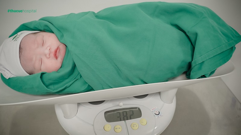 Mặc dù bị dây rốn bám mép nhưng nhờ sự chăm sóc, theo dõi đặc biệt, em bé đã chào đời với cân nặng 3,6kg (sau khi trừ xăng quấn ngoài)