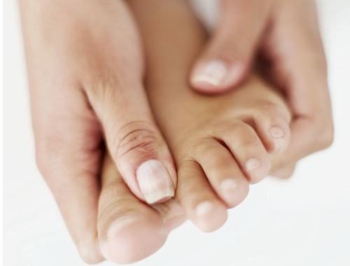 Cần sờ nắn vào vùng ngón cái để xem có các bất thường như xương bị rời ra, có âm thanh ghê tai...