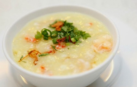 Cho bệnh nhân ăn thức ăn lỏng, mềm, dễ fun88 contact như cháo, soup, nước trái cây...