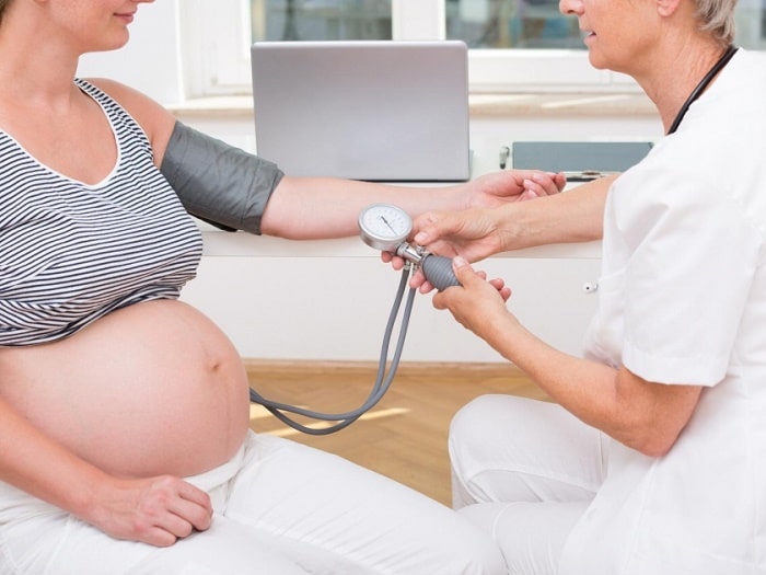 Mẹ bầu bị huyết áp thấp và có tiền sử bị hen suyễn thì nên cẩn trọng với các triệu chứng khó thở khi mang thai