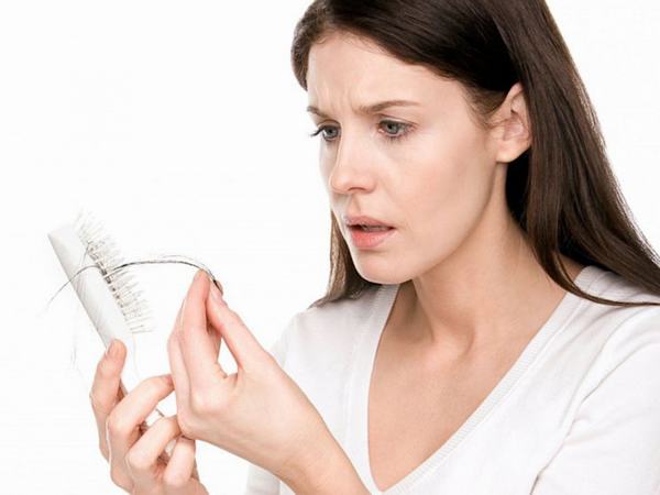 Rụng tóc là một trong những biểu hiện cảnh báo tuyến giáp có vấn đề cần phải kiểm tra
