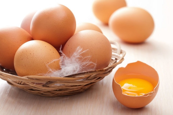 không nên ăn trứng sống hay trứng lòng đào trong khi mang thai 3 tháng đầu