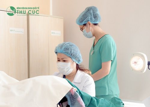 Khi thấy kinh nguyệt ra lẫn chất nhày, chị em cần nhanh chóng tới bệnh viện để tiến hành thăm khám